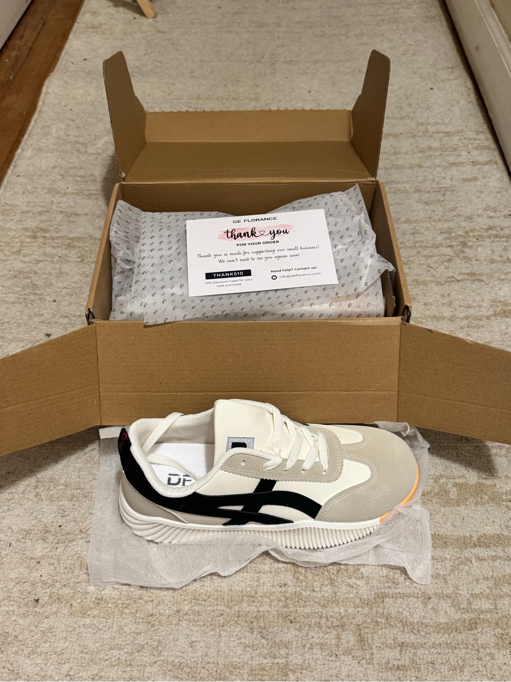 Womenβs DeFlorance casual sneakers, brand new, size 10